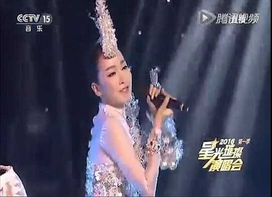 Lỗi hy hữu, ca sĩ danh tiếng lộ hát nhép trên truyền hình vì cầm ngược micro