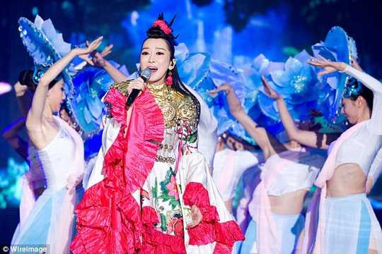 Lỗi hy hữu, ca sĩ danh tiếng lộ hát nhép trên truyền hình vì cầm ngược micro