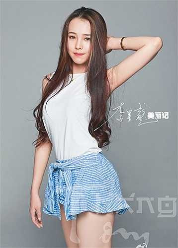 Sinh năm 1995 và vừa tốt nghiệp khoa Thể dục nghệ thuật, Đại học Thể thao Bắc Kinh, Phó Giai Mỹ nhanh chóng trở thành hiện tượng của mạng xã hội Trung Quốc