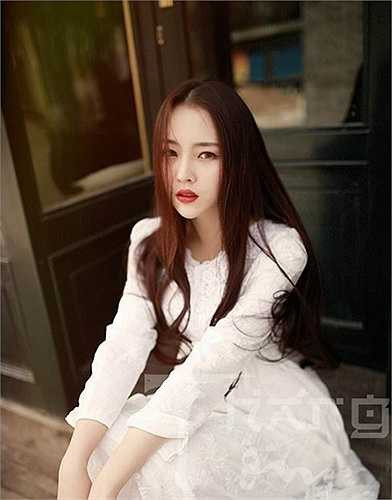 Ngoài tạo hình thể thao, Giai Mỹ còn xuất hiện trong cả những bộ ảnh thời trang nữ sinh