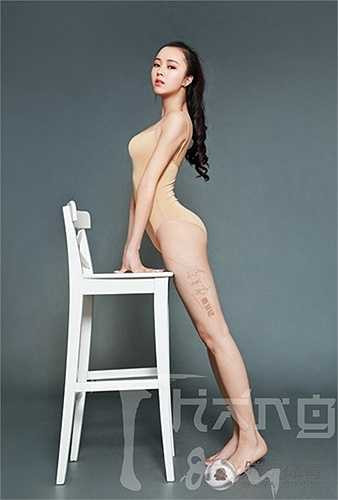 Đổi lại, đôi chân của cô được rất nhiều người khen là tuyệt đẹp