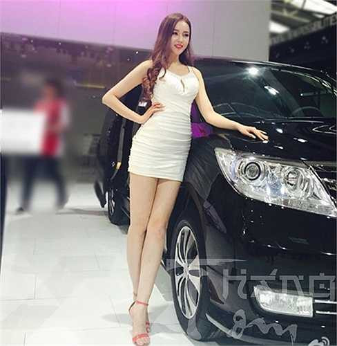 Ngoài biểu diễn dancesport, Giai Mỹ còn làm người mẫu cho các tạp chí, quảng cáo cho trang bán hàng online và làm mẫu xe hơi