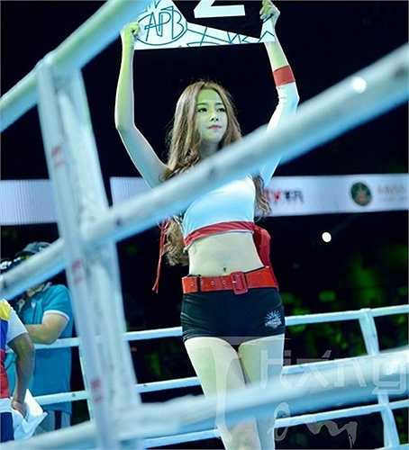 Cô cũng từng chụp ảnh quảng bá cho giải đấu boxing chuyên nghiệp ở Quý Dương, Trung Quốc.