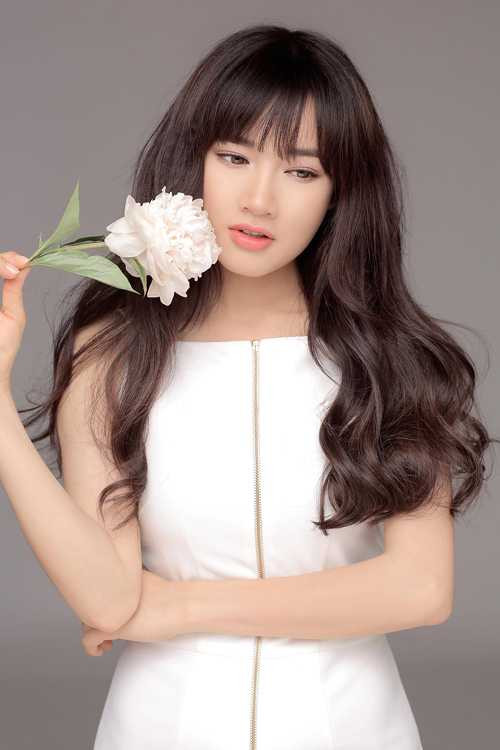 Nhã Phương được yêu thích nhờ hình tượng ngọc nữ trong sáng.