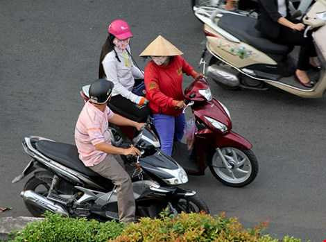 Các cô gái mại dâm trang điểm ngay ngoài đường, lượn lờ trên đường Nguyễn Chí Thanh kiếm khách. Ảnh: Hoàng Giang - HT