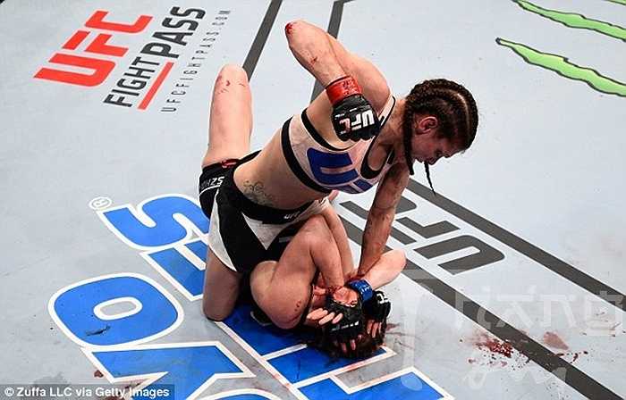 Sau hiệp 1 khá cân bằng, Lauren Murphy chiếm thế chủ động hoàn toàn trong 2 hiệp còn lại