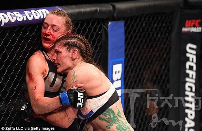 Lauren Murphy dồn Kelly Faszholz vào góc võ đài