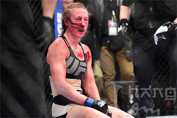 Trước khi khiến khuôn mặt Kelly Faszholz bê bết máu