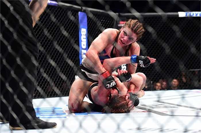 Luật UFC là chỉ khi nào đối thủ chịu thua hoặc trọng tài cho dừng thì trận đấu mới kết thúc. Chính bởi vậy, chuyện các võ sĩ máu me đầm đìa là điều xảy ra thường xuyên