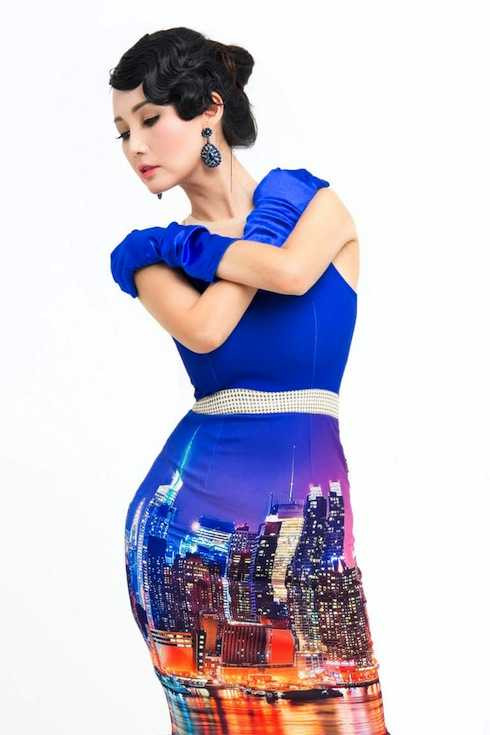 Diện những bộ đầm ôm sát với phom dáng cổ điển, khoe thân hình đồng hồ cát mượt mà, HH Sương Đặng đẹp khác lạ với tóc xoăn mái cổ điển, quý phái. 