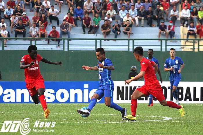 Những cầu thủ đẳng cấp thế giới như Alex Teixeira xoay xở khó khăn trước vòng vây của B.Bình Dương (ảnh: Hoàng Tùng)