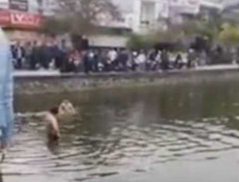 Đợi khi nam thanh niên chìm mất thì mới có người lội xuống tìm