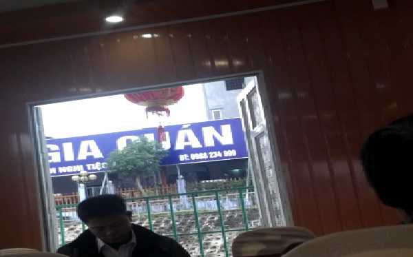 Thành phố Việt Trì 'làm ngơ' để nhà hàng nổi không phép giữa mọc giữa hồ?