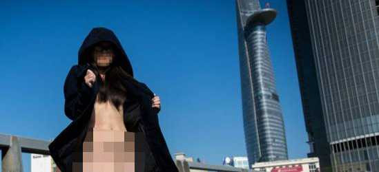 Cô gái thản nhiên vén áo, khoe bộ phận nhạy cảm giữa trung tâm Sài Gòn 