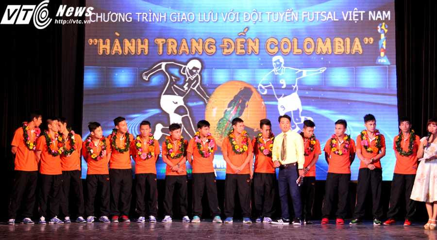 Các tuyển thủ futsal Việt Nam đa số đều khá nhút nhát trong buổi giao lưu (ảnh: H.T)