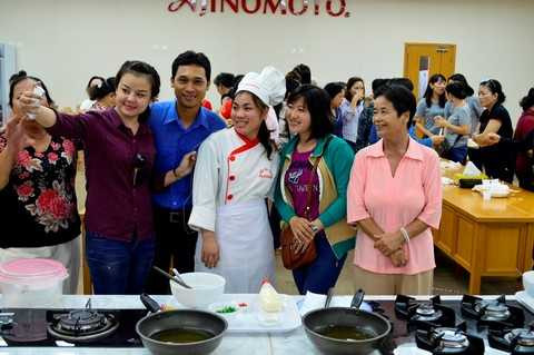 Khách tham quan giao lưu cùng đầu bếp trong tour tham quan công ty Ajinomoto Việt Nam