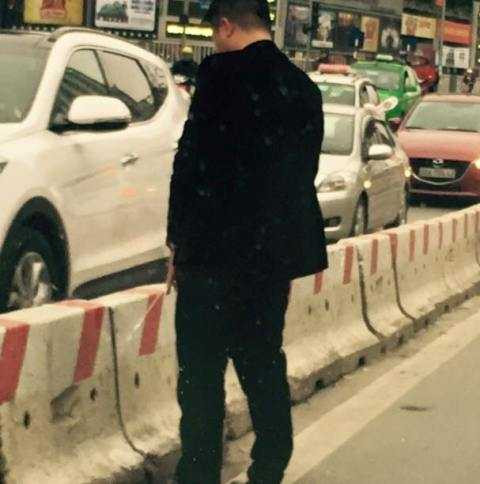 Hành vi phản cảm của người đàn ông này bị chỉ trích dữ dội;. Ảnh: Facebook P.X.