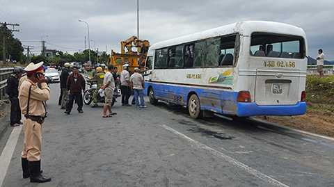 Lật xe, chở công nhân, Đà Nẵng, 16 người nhập viện, tai nạn xe, cầu Nam Ô