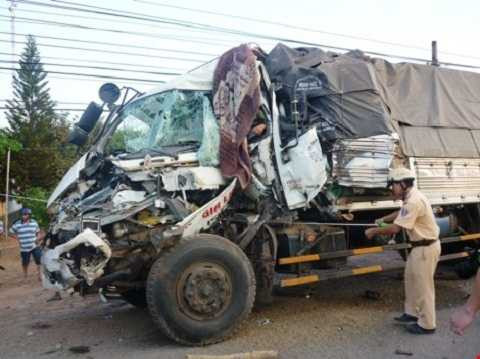 Chiếc xe tải tại hiện trường bị đè dẹp Chiếc xe tải tại hiện trường bị đè dẹp
