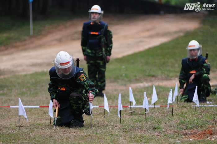 Bên cạnh đó là nội dung rà phá mìn thủ công - Ảnh: Tùng Đinh