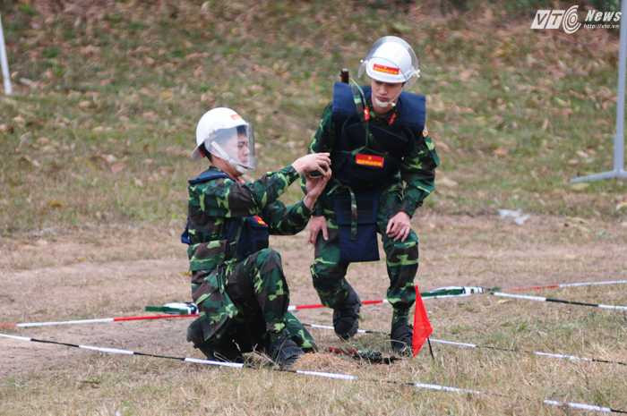 Tháo gỡ bom mìn - Ảnh: Tùng Đinh