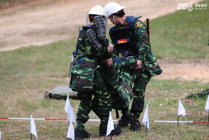 Đưa chiến sỹ bị thương ra khỏi bãi mìn - Ảnh: Tùng Đinh