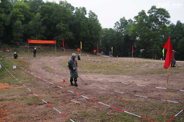 Khu vực bãi mìn làm công tác rà phá trên thao trường của Lữ đoàn công binh 229 - Ảnh: Tùng Đinh