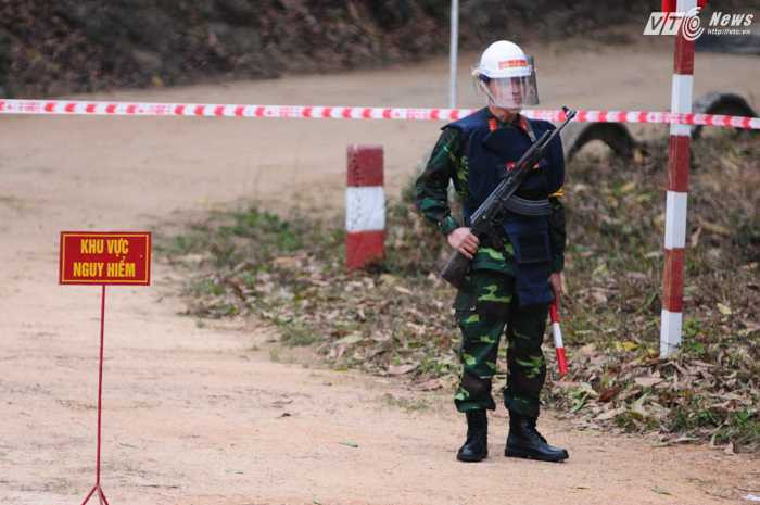 Nhiệm vụ của các chiến sỹ công binh là vô hiệu hóa các khối thuốc nổ này - Ảnh: Tùng Đinh