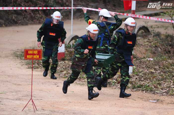 Trong một số tình huống, khối thuốc nổ được xử lý theo hướng sơ tán và kích nổ tại chỗ - Ảnh: Tùng Đinh