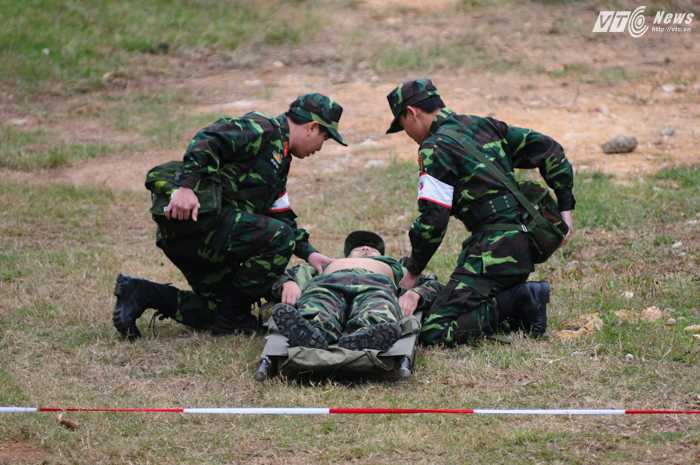 Nhiệm vụ của lực lượng quân y là sơ cứu, sơ tán người bị thương - Ảnh: Tùng Đinh