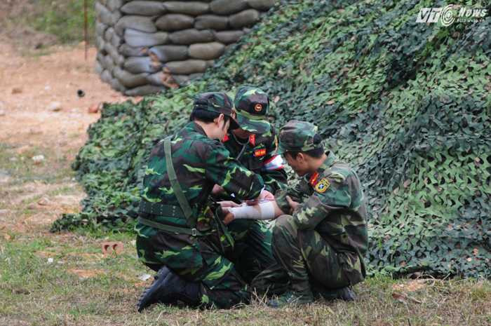 Băng bó vết thương cho chiến sỹ - Ảnh: Tùng Đinh