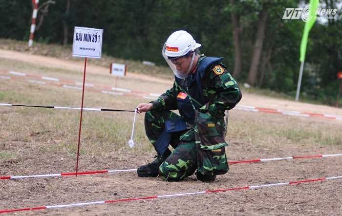 Chiến sỹ công binh chuẩn bị rà phá mìn - Ảnh: Tùng Đinh