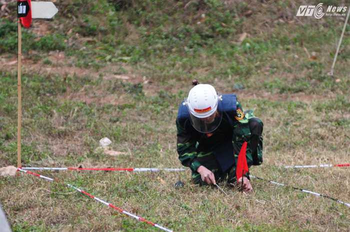 Chiến sỹ dò phát hiện ra mìn và đánh dấu bằng cờ để đồng đội làm nhiệm vụ tháo gỡ - Ảnh: Tùng Đinh