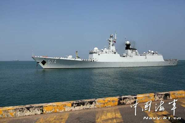 Tàu hộ vệ tên lửa Type-054A, số hiệu 574 Sanya chuẩn bị cập cảng trong chuyến thăm