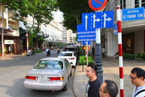 Nhiều xe ô tô đậu nối đuôi nhau trên đường Đồng Khởi dù ngay đó có biển cấm. Ảnh: LÊ THOA 