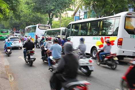 Xe khách, xe taxi đậu chờ khách trước Bảo tàng chiến tích chiến tranh chiếm hết một phần ba con đường một chiều. Ảnh: LÊ THO