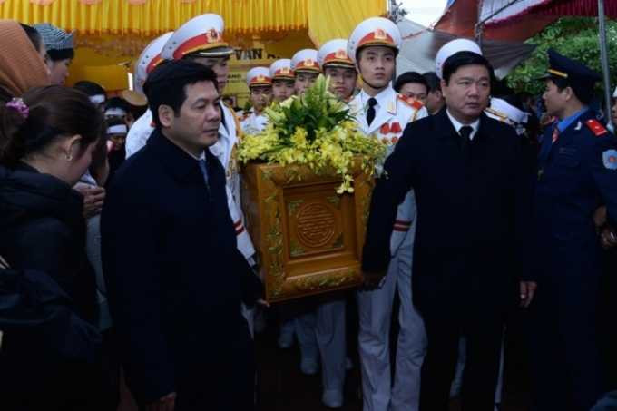 Đồng chí Đinh La Thăng, Ủy viên Bộ Chính trị, Bí thư Thành ủy Tp Hồ Chí Minh, Bộ trưởng Bộ GTVT và đồng chí Nguyễn Hồng Diên, Ủy viên Trung ương Đảng, Chủ tịch UBND tỉnh Thái Bình đưa linh cữu Thứ trưởng Phạm Quý Tiêu về nghĩa trang Tổ Mối tại thôn Đông, xã Hồng Việt, huyện Đông Hưng, tỉnh Thái Bình.