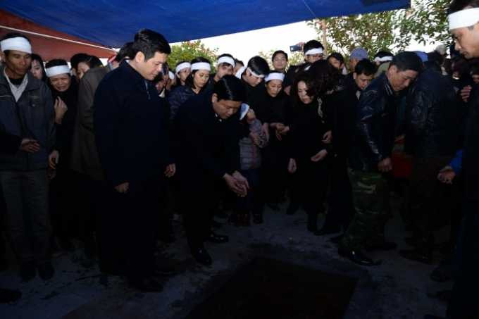 Ủy viên Bộ Chính trị, Bí thư Thành ủy TP Hồ Chí Minh, Bộ trưởng Bộ GTVT Đinh La Thăng cùng tang quyến thả những nắm đất trên mộ đồng chí Phạm Quý Tiêu như một nghi thức tiễn biệt lần cuối. 