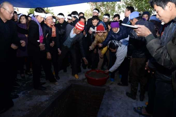 Trong sự xúc động của gia quyến, rất nhiều đồng nghiệp, thuộc cấp và bà con chòm xóm đã tận tay thả những nắm đất lên mộ người con ưu tú của Thái Bình. Xin vĩnh biệt anh!