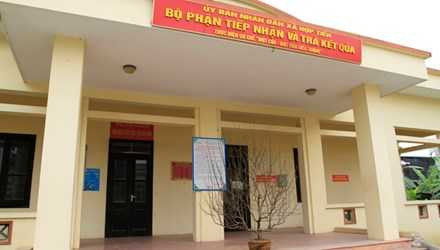 3 giờ 50 phút, các cánh cửa hành chính ở xã Hợp Tiến vẫn đóng im ỉm.