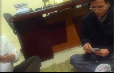 4 cán bộ Công an phường Trần Phú liên quan đến vụ đánh bài tại trụ sở Công an phường đã bị đình chỉ công tác - Ảnh cắt từ clip