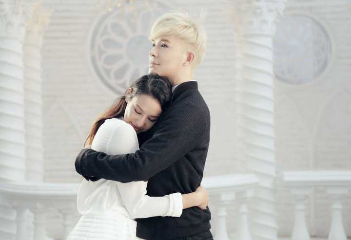 Nam ca sĩ cho biết anh rất may mắn có được những cộng sự tài năng và văn minh cho sản phẩm âm nhạc mới và đang gấp rút hoàn thành MV để có thể ra mắt khán giả trong thời gian sớm nhất. 