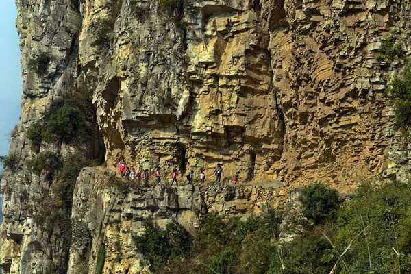 Trẻ em ở ngôi làng Genguan phải men theo sườn núi khúc khuỷu để tới trường