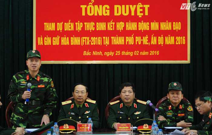 Thiếu tướng Vũ Tiến Trọng, Viện trưởng Viện Quan hệ Quốc tế về Quốc phòng và Thiếu tướng Trần Hồng Minh, Tư lệnh Binh chủng Công binh trong lễ tổng duyệt của đoàn Việt Nam trước khi sang Ấn Độ tham gia diễn tập FTX-2016 - Ảnh: Tùng Đinh