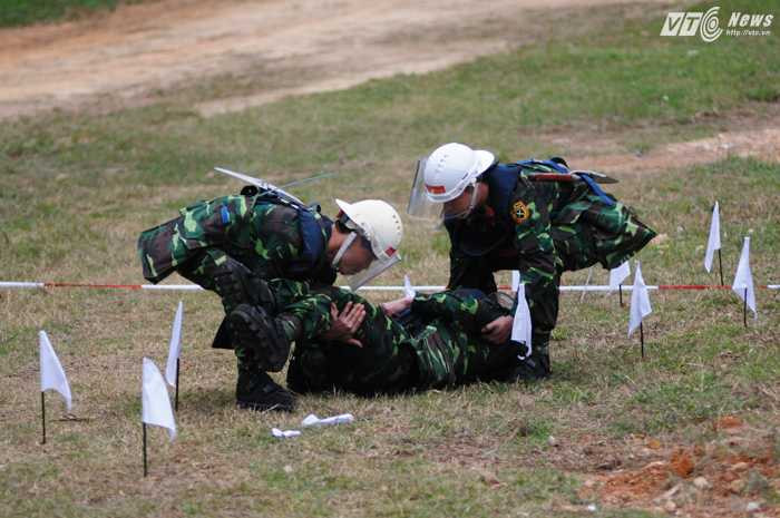 Lực lượng quân y phản xạ với tình huống chiến sỹ công binh bị thương do bom mìn phát nổ trong khi rà phá - Ảnh: Tùng Đinh