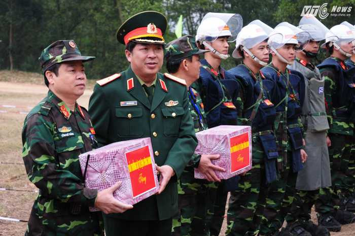 Thiếu tướng Trần Hồng Minh, Tư lệnh Binh chủng Công binh chúc mừng đoàn hoàn thành tốt buổi tổng duyệt - Ảnh: Tùng Đinh