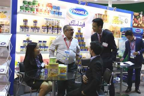 Các đối tác hào hứng tìm hiểu về các sản phẩm Vinamilk đem đến hội chợ lần này. Các đối tác hào hứng tìm hiểu về các sản phẩm Vinamilk đem đến hội chợ lần này.