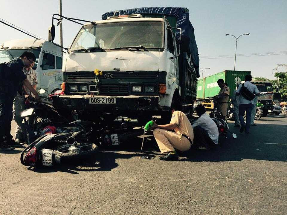 Xe tải 'nuốt chửng' hàng loạt xe máy, nhiều người bị cuốn vào gầm