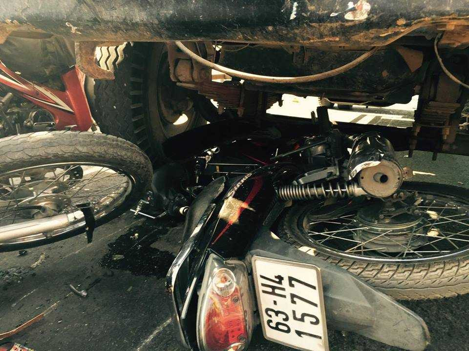 Xe tải 'nuốt chửng' hàng loạt xe máy, nhiều người bị cuốn vào gầm