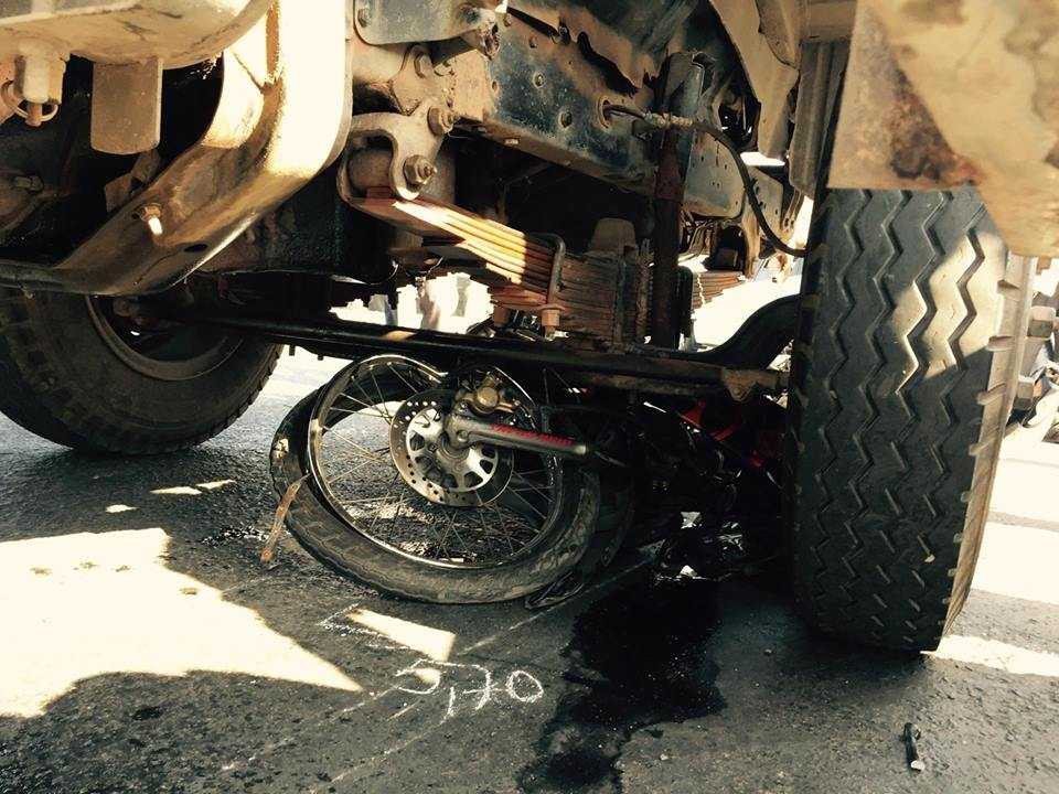 Xe tải 'nuốt chửng' hàng loạt xe máy, nhiều người bị cuốn vào gầm